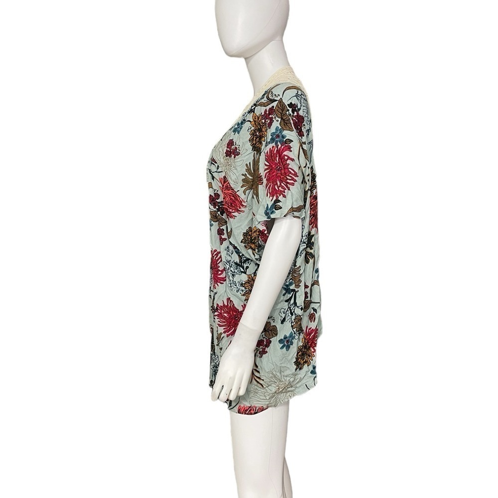 Blushing Heart Blue Floral Open Front Top
New - Picture 3 of 6